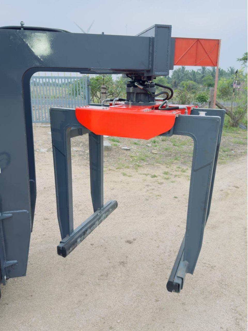 Close view of the SAE 03 frame and orange hydraulic rotator