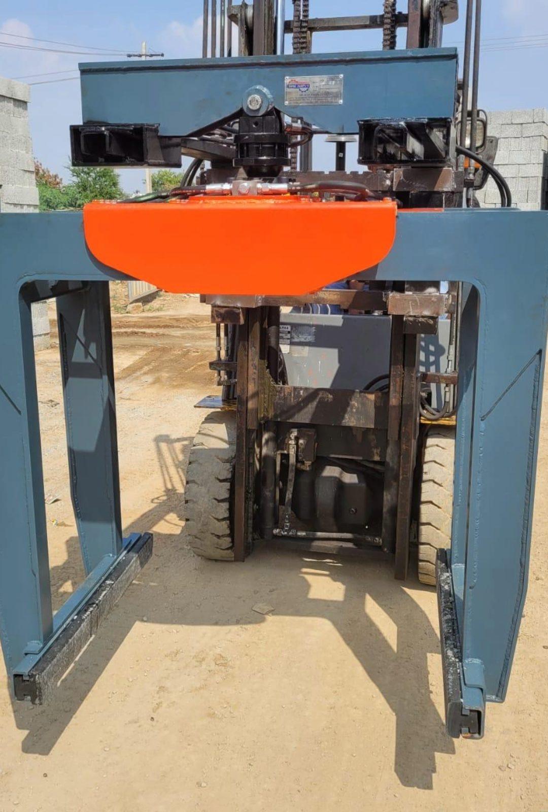 SAE 01 brick grabber with its orange rotator on the forklift
