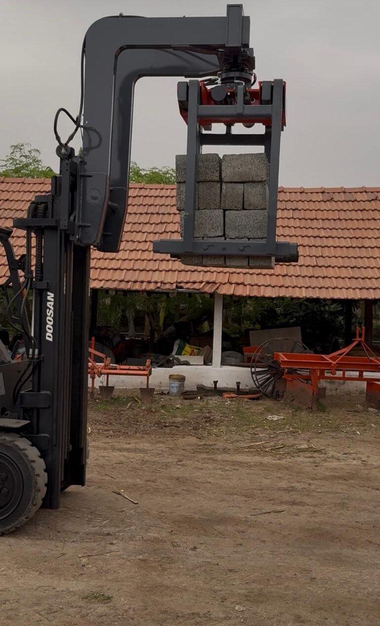 SAE 02 high-lift brick grabber lifting a stack of blocks